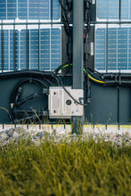Lade das Bild in den Galerie-Viewer, Anschlussbox und Verkabelung des Sunbooster VERTICAL+ PV-Zaun-Systems
