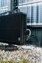 Lade das Bild in den Galerie-Viewer, Inverter des Sunbooster VERTICAL+ PV-Zaun-Systems am Doppelstabmattenzaun

