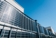 Lade das Bild in den Galerie-Viewer, PV-Streifen des Sunbooster VERTICAL+ Systems im Doppelstabmattenzaun
